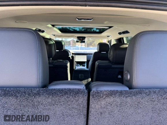 2023 Land Rover Range Rover SE z VIN SALKPBFU8PA009035, wystawiony jako Copart lot #46797635 z przebiegiem 37 025 mil mil oraz Czysty tytuł • Clean title. Historia ofert i sprzedaży dostępna na DreamBid. Obrazek 9.
