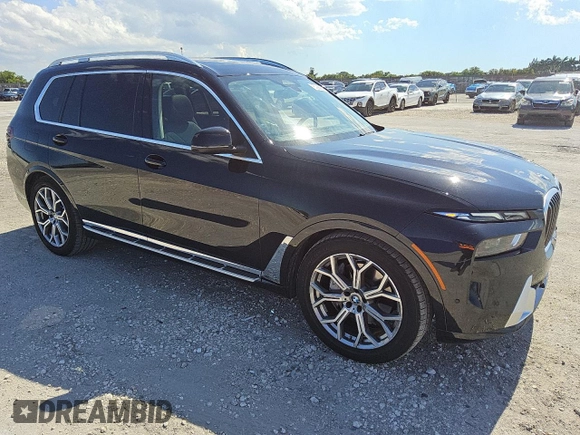 2024 BMW X7 xDrive40i z VIN 5UX23EM07R9V08996, wystawiony jako Copart lot #56997025 z przebiegiem 27 719 mil mil oraz Czysty tytuł • Clean title. Historia ofert i sprzedaży dostępna na DreamBid. Obrazek 4.