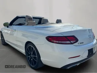 2019 Mercedes-Benz C 300 z VIN WDDWK8DB3KF827091, wystawiony jako Copart lot #57204495 z przebiegiem 114 498 mil mil oraz Czysty tytuł • Clean title. Historia ofert i sprzedaży dostępna na DreamBid. Obrazek 3.