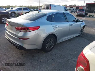 2020 Kia Optima SE z VIN 5XXGT4L33LG438808, wystawiony jako IAAI lot #41901977 z przebiegiem 111 126 mil mil oraz . Historia ofert i sprzedaży dostępna na DreamBid. Obrazek 4.