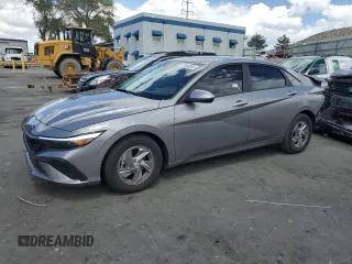 2024 Hyundai Elantra SE z VIN KMHLL4DG2RU814137, wystawiony jako Copart lot #55180265 z przebiegiem 7 080 mil mil oraz Szkoda całkowita • Salvage title. Historia ofert i sprzedaży dostępna na DreamBid. Obrazek 1.