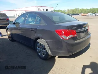 2015 Chevrolet Cruze LS z VIN 1G1PA5SH5F7283144, wystawiony jako IAAI lot #42103216 z przebiegiem 179 106 mil mil oraz . Historia ofert i sprzedaży dostępna na DreamBid. Obrazek 3.