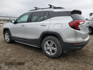 2022 GMC Terrain SLE z VIN 3GKALMEV6NL143864, wystawiony jako Copart lot #42640765 z przebiegiem 24 300 mil mil oraz Czysty tytuł • Clean title. Historia ofert i sprzedaży dostępna na DreamBid. Obrazek 2.
