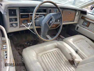 1983 Cadillac Seville z VIN 1G6AS6983DE800569, wystawiony jako Copart lot #62057784 z przebiegiem 50 322 mil mil oraz Tytuł czysty. Historia ofert i sprzedaży dostępna na DreamBid. Obrazek 8.