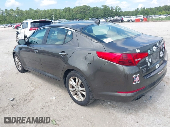 2013 Kia Optima EX z VIN 5XXGN4A77DG251606, wystawiony jako IAAI lot #42377401 z przebiegiem 135 067 mil mil oraz . Historia ofert i sprzedaży dostępna na DreamBid. Obrazek 3.