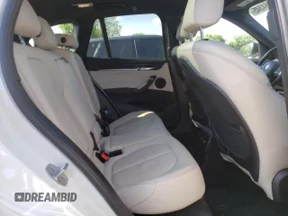 2018 BMW X1 xDrive28i z VIN WBXHT3C35J5F89977, wystawiony jako Copart lot #58464345 z przebiegiem 45 468 mil mil oraz Szkody całkowita. Historia ofert i sprzedaży dostępna na DreamBid. Obrazek 11.