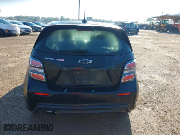2018 Chevrolet Sonic LT z VIN 1G1JD6SB2J4124719, wystawiony jako IAAI lot #41744967 z przebiegiem 85 988 mil mil oraz . Historia ofert i sprzedaży dostępna na DreamBid. Obrazek 17.