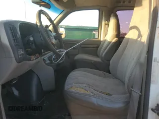 2000 GMC Savana z VIN 1GTFG25M5Y1902825, wystawiony jako Copart lot #81948164 z przebiegiem 275 963 mil mil oraz Czysty tytuł • Clean title. Historia ofert i sprzedaży dostępna na DreamBid. Obrazek 7.