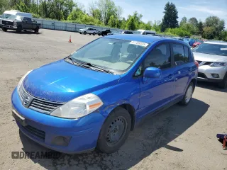 2009 Nissan Versa S z VIN 3N1BC13E49L440402, wystawiony jako Copart lot #57709335 z przebiegiem 96 372 mil mil oraz Czysty tytuł • Clean title. Historia ofert i sprzedaży dostępna na DreamBid. Obrazek 1.