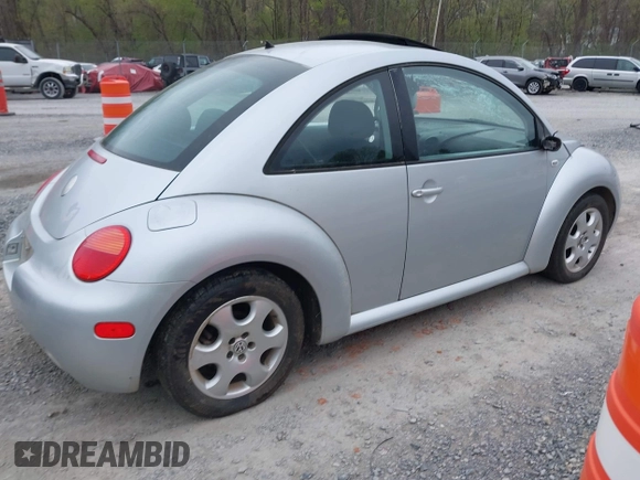 2003 Volkswagen New Beetle Coupe GLS with VIN 3VWCK21C53M418158, listed as a IAAI auction lot 42002620 with 133,086 mi miles. Bid and sale history available at carsss.com. Image 4.