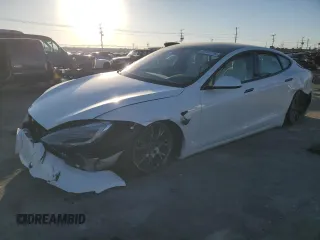2022 Tesla Model S z VIN 5YJSA1E50NF467489, wystawiony jako Copart lot #46127715 z przebiegiem Nie podano mil oraz Szkoda całkowita • Salvage title. Historia ofert i sprzedaży dostępna na DreamBid. Obrazek 1.