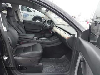 2022 Tesla Model Y Long Range z VIN 7SAYGDEE0NF508958, wystawiony jako IAAI lot #42191819 z przebiegiem 60 880 mil mil oraz . Historia ofert i sprzedaży dostępna na DreamBid. Obrazek 5.