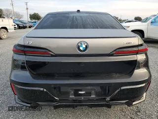 2023 BMW i7 xDrive60 z VIN WBY53EJ02PCL65182, wystawiony jako Copart lot #75177134 z przebiegiem 14 777 mil mil oraz Nie do naprawy. Historia ofert i sprzedaży dostępna na DreamBid. Obrazek 6.