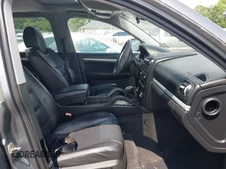 2006 Porsche Cayenne z VIN WP1AA29P36LA26370, wystawiony jako IAAI lot #42301206 z przebiegiem 163 178 mil mil oraz . Historia ofert i sprzedaży dostępna na DreamBid. Obrazek 5.