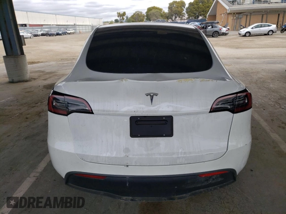 2024 Tesla Model Y z VIN 7SAYGDED2RF077262, wystawiony jako Copart lot #47797735 z przebiegiem 9 574 mil mil oraz Szkoda całkowita • Salvage title. Historia ofert i sprzedaży dostępna na DreamBid. Obrazek 6.