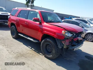 2018 Toyota 4Runner SR5 z VIN JTEBU5JR3J5588273, wystawiony jako IAAI lot #42300568 z przebiegiem 150 252 mil mil oraz . Historia ofert i sprzedaży dostępna na DreamBid. Obrazek 1.