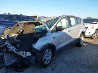 2018 Ford Escape S z VIN 1FMCU0F74JUD59492, wystawiony jako IAAI lot #41759424 z przebiegiem Nie podano mil oraz . Historia ofert i sprzedaży dostępna na DreamBid. Obrazek 2.