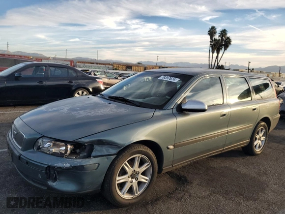 2002 Volvo V70 with VIN YV1SW61R422229256, listed as a Copart auction lot 76397624 with 118,235 mi miles and Salvage Title. Bid and sale history available at carsss.com. Image 1.