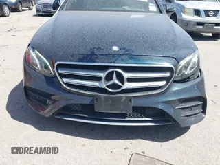 2017 Mercedes-Benz E 300 Luxury z VIN WDDZF4JB4HA082033, wystawiony jako IAAI lot #41819829 z przebiegiem 89 651 mil mil oraz . Historia ofert i sprzedaży dostępna na DreamBid. Obrazek 6.