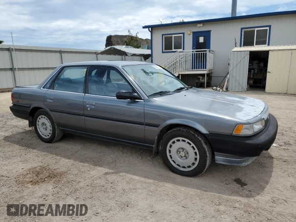 1990 Toyota Camry z VIN JT2VV21E2L0114723, wystawiony jako Copart lot #53584755 z przebiegiem 58 986 mil mil oraz Czysty tytuł • Clean title. Historia ofert i sprzedaży dostępna na DreamBid. Obrazek 4.