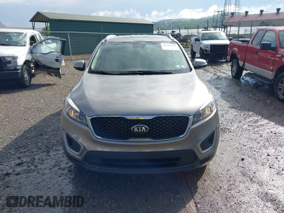 2017 Kia Sorento LX z VIN 5XYPGDA3XHG303917, wystawiony jako IAAI lot #42247202 z przebiegiem 110 279 mil mil oraz . Historia ofert i sprzedaży dostępna na DreamBid. Obrazek 12.