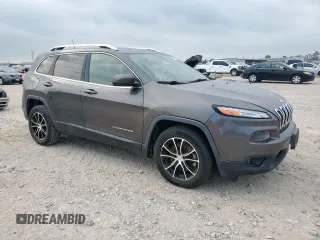 2017 Jeep Cherokee Latitude with VIN 1C4PJLCS9HW586913, listed as a Copart auction lot 57302965 with 141,254 mi miles and Clean title. Bid and sale history available at DreamBid. Image 4.