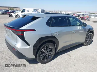 2023 Toyota bZ4X XLE z VIN JTMAAAAA6PA015170, wystawiony jako IAAI lot #42119233 z przebiegiem 64 284 mil mil oraz . Historia ofert i sprzedaży dostępna na DreamBid. Obrazek 4.