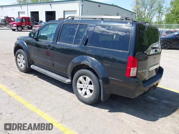 2007 Nissan Pathfinder SE z VIN 5N1AR18W27C613623, wystawiony jako IAAI lot #42272592 z przebiegiem 226 394 mil mil oraz . Historia ofert i sprzedaży dostępna na DreamBid. Obrazek 3.
