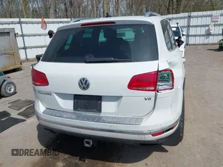2017 Volkswagen Touareg Wolfsburg Edition z VIN WVGRF7BP8HD005505, wystawiony jako IAAI lot #42120317 z przebiegiem 143 724 mil mil oraz . Historia ofert i sprzedaży dostępna na DreamBid. Obrazek 16.