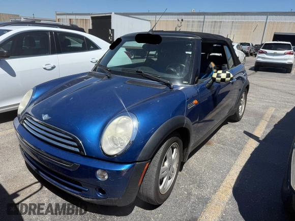 2007 MINI Convertible z VIN WMWRF33577TG17466, wystawiony jako Copart lot #58196905 z przebiegiem 60 644 mil mil oraz Tytuł czysty. Historia ofert i sprzedaży dostępna na DreamBid. Obrazek 2.