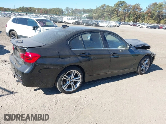 2018 BMW 3 Series 330i xDrive z VIN WBA8D9C5XJEM33068, wystawiony jako IAAI lot #40640558 z przebiegiem 53 556 mil mil oraz . Historia ofert i sprzedaży dostępna na DreamBid. Obrazek 4.