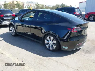 2024 Tesla Model Y Long Range z VIN 7SAYGDEE0RF078242, wystawiony jako IAAI lot #41808826 z przebiegiem 59 581 mil mil oraz . Historia ofert i sprzedaży dostępna na DreamBid. Obrazek 3.