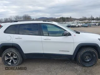 2017 Jeep Cherokee Trailhawk z VIN 1C4PJMBS4HW647835, wystawiony jako IAAI lot #41375077 z przebiegiem 87 208 mil mil oraz . Historia ofert i sprzedaży dostępna na DreamBid. Obrazek 13.