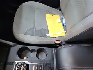 2022 Ford Escape SE z VIN 1FMCU9G66NUB33504, wystawiony jako IAAI lot #42748133 z przebiegiem 74 338 mil mil oraz . Historia ofert i sprzedaży dostępna na DreamBid. Obrazek 5.