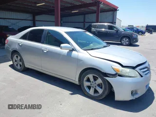 2011 Toyota Camry LE z VIN 4T1BF3EK0BU132198, wystawiony jako IAAI lot #42357412 z przebiegiem 270 106 mil mil oraz . Historia ofert i sprzedaży dostępna na DreamBid. Obrazek 1.