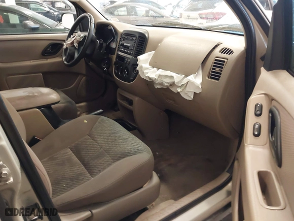 2004 Ford Escape XLT with VIN 1FMYU93164KB05521, listed as a IAAI auction lot 41723219 with 246,369 mi miles. Bid and sale history available at carsss.com. Image 5.