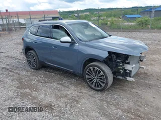 2023 BMW X1 xDrive28i z VIN WBX73EF06P5W75006, wystawiony jako IAAI lot #42235317 z przebiegiem 22 890 mil mil oraz . Historia ofert i sprzedaży dostępna na DreamBid. Obrazek 1.