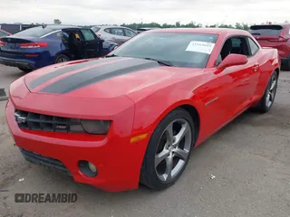 2013 Chevrolet Camaro LT z VIN 2G1FB1E37D9191210, wystawiony jako IAAI lot #42163053 z przebiegiem 316 976 mil mil oraz . Historia ofert i sprzedaży dostępna na DreamBid. Obrazek 2.