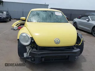 2012 Volkswagen Beetle 2.5L PZEV z VIN 3VWJP7AT7CM606721, wystawiony jako IAAI lot #42211987 z przebiegiem 103 861 mil mil oraz . Historia ofert i sprzedaży dostępna na DreamBid. Obrazek 13.