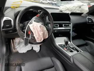 2020 BMW M8 z VIN WBSAE0C08LCD38407, wystawiony jako Copart lot #36917983 z przebiegiem 24 462 mil mil oraz . Historia ofert i sprzedaży dostępna na DreamBid. Obrazek 8.