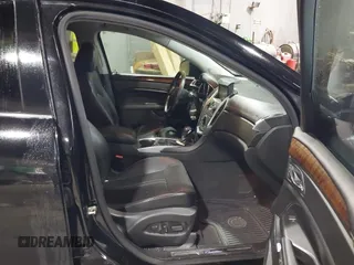 2012 Cadillac SRX Performance Collection z VIN 3GYFNEE37CS630391, wystawiony jako IAAI lot #42280516 z przebiegiem 137 330 mil mil oraz . Historia ofert i sprzedaży dostępna na DreamBid. Obrazek 5.