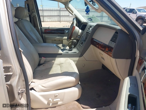 2004 Lincoln Navigator Luxury with VIN 5LMFU27R74LJ33852, listed as a IAAI auction lot 41985575 with 1 mi miles. Bid and sale history available at carsss.com. Image 5.
