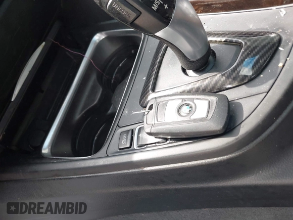 2015 BMW 3 Series 328i xDrive с VIN WBA3B5G53FNS20635, выставлен на аукционе IAAI как лот 42744509 с пробегом Не указан миль и . История ставок и продаж доступна на DreamBid. Изображение 11.