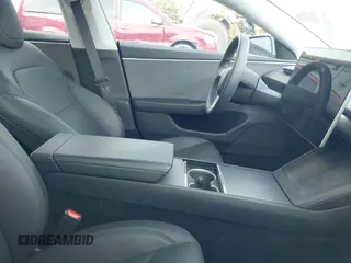 2024 Tesla Model 3 z VIN 5YJ3E1EA4RF742745, wystawiony jako IAAI lot #42085235 z przebiegiem 28 094 mil mil oraz . Historia ofert i sprzedaży dostępna na DreamBid. Obrazek 5.