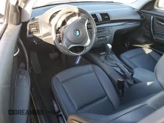 2013 BMW 1 Series 128i z VIN WBAUP9C5XDVS95834, wystawiony jako Copart lot #83249614 z przebiegiem Nie podano mil oraz Szkoda całkowita • Salvage title. Historia ofert i sprzedaży dostępna na DreamBid. Obrazek 8.
