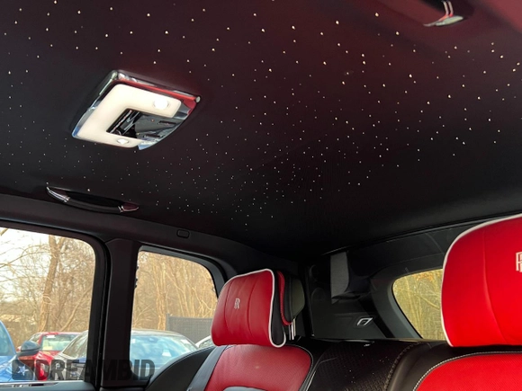 2022 Rolls-Royce Cullinan Black Badge z VIN SLATV8C02NU212169, wystawiony jako Copart lot #45190395 z przebiegiem 5 245 mil mil oraz Czysty tytuł • Clean title. Historia ofert i sprzedaży dostępna na DreamBid. Obrazek 10.