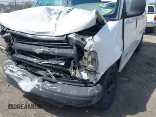 2000 Chevrolet City Express Cargo z VIN 1GCGG25R7Y1274024, wystawiony jako IAAI lot #42052774 z przebiegiem Nie podano mil oraz . Historia ofert i sprzedaży dostępna na DreamBid. Obrazek 6.
