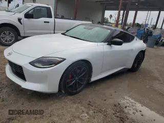 2023 Nissan Z Performance z VIN JN1BZ4BH3PM310951, wystawiony jako Copart lot #79760904 z przebiegiem 9 210 mil mil oraz Nie do naprawy • Non repairable. Historia ofert i sprzedaży dostępna na DreamBid. Obrazek 1.