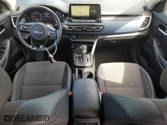 2022 Kia Seltos S with VIN KNDEUCAAXN7276641, listed as a Copart auction lot 57770305 with 26,594 mi miles and Salvage title. Bid and sale history available at DreamBid. Image 8.