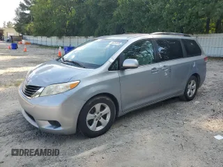 2013 Toyota Sienna LE AAS z VIN 5TDKK3DC4DS395795, wystawiony jako Copart lot #66253475 z przebiegiem 153 434 mil mil oraz Czysty tytuł • Clean title. Historia ofert i sprzedaży dostępna na DreamBid. Obrazek 1.